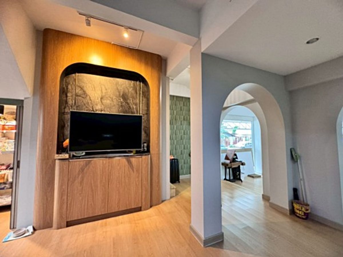 For SaleHome OfficeLadkrabang, Suwannaphum Airport : Selling a 4 -story commercial building in Soi Srinakarin 40, new renovated price, great value, only 7.2 million baht (N.1803)