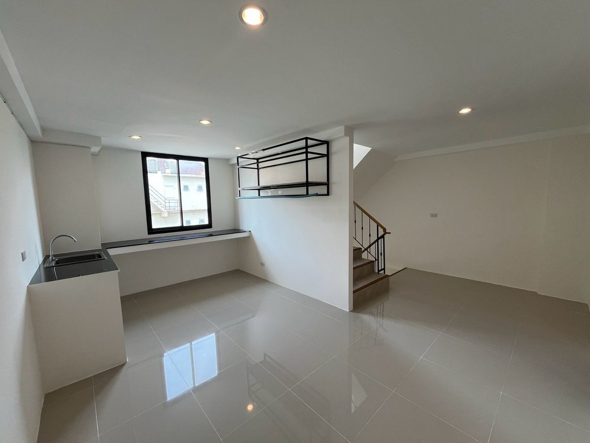 ให้เช่าโฮมออฟฟิศพระราม 3 สาธุประดิษฐ์ : ปล่อยเช่า โมเดิร์น โฮมออฟฟิศ สตูดิโอ ริมถนนใหญ่ พระราม 3 - รัชดาภิเษก แขวงบางโพงพาง เขตยานนาวา กรุงเทพมหานคร | จอดรถได้ 4 คัน | จดทะเบียนบริษัท หรือเช่าทำธุรกิจเชิงพาณิชย์ได้