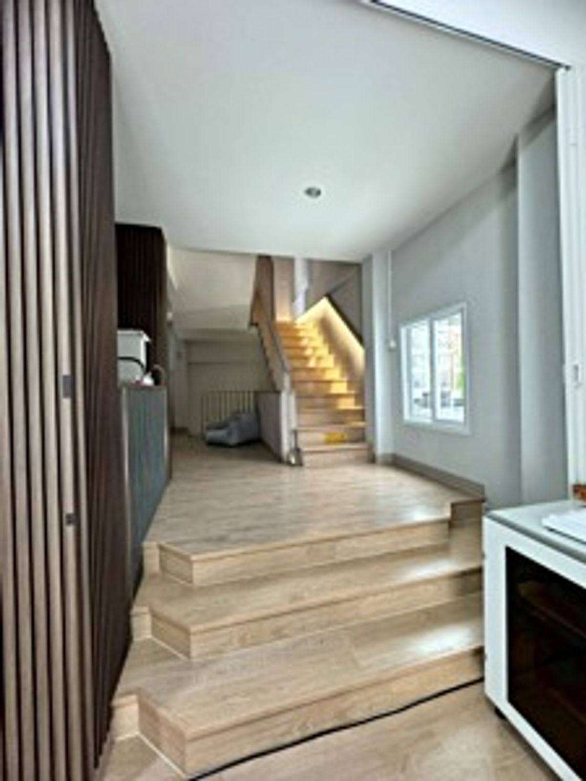 For SaleHome OfficeLadkrabang, Suwannaphum Airport : Selling a 4 -story commercial building in Soi Srinakarin 40, new renovated price, great value, only 7.2 million baht (N.1803)