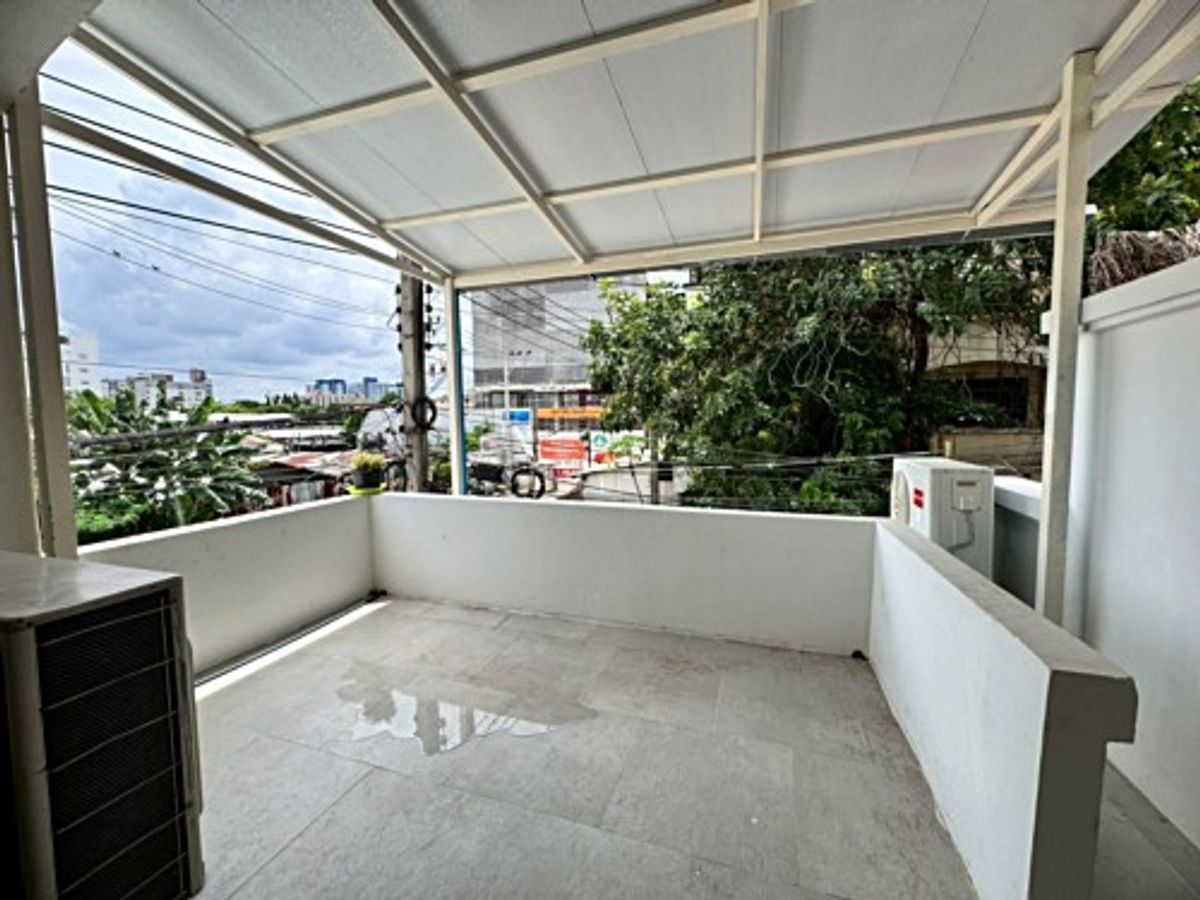 For SaleHome OfficeLadkrabang, Suwannaphum Airport : Selling a 4 -story commercial building in Soi Srinakarin 40, new renovated price, great value, only 7.2 million baht (N.1803)