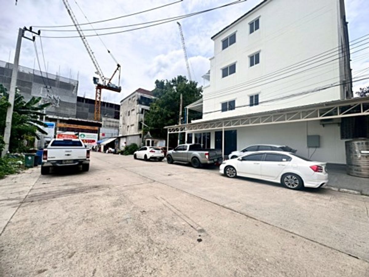 For SaleHome OfficeLadkrabang, Suwannaphum Airport : Selling a 4 -story commercial building in Soi Srinakarin 40, new renovated price, great value, only 7.2 million baht (N.1803)