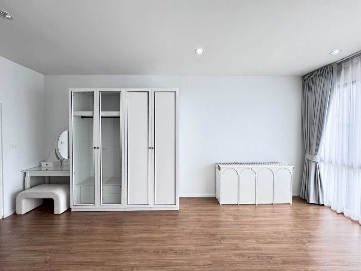 For RentTownhomeMin Buri, Romklao : Townhouse for rent ✨ Baan Klang Muang Rama 9-Krungthep Kreetha ✨ 2 bedrooms, 2 bathrooms, fully furnished and equipped with appliances.