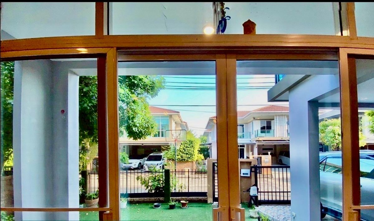 ขายบ้านพัฒนาการ ศรีนครินทร์ : บ้านเดี่ยว 2 ชั้น พร้อมเฟอร์นิเจอร์ทั้งหลัง พร้อมอยู่ได้ทันที ตั้งอยู่ในโครงการ The Plant พัฒนาการ ซอย 38 ใกล้ทางด่วนพัฒนาการ และเชื่อมต่อถนนศรีนครินทร์-สุขุมวิทได้สะดวก