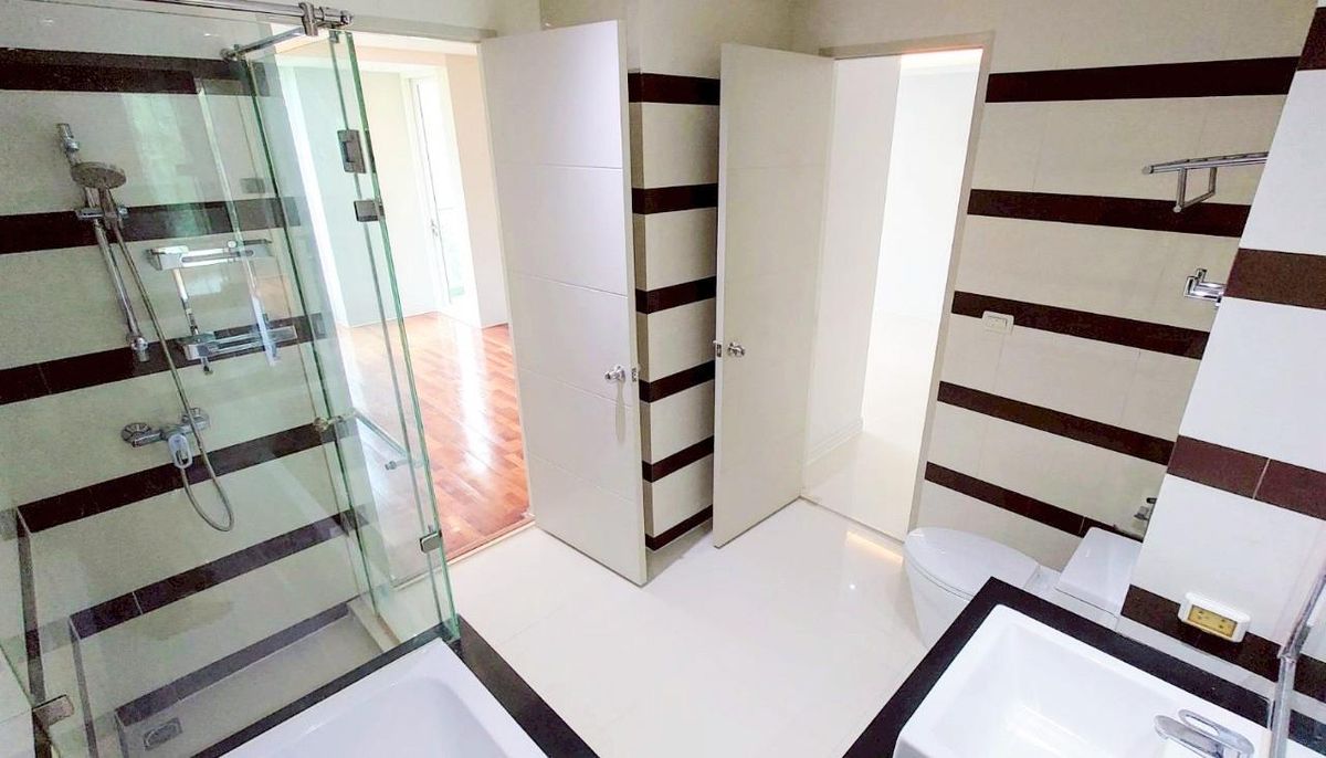 ขายคอนโดสุขุมวิท อโศก ทองหล่อ : ขาย Beverly 33 1 ห้องนอน ห้องมุม ชั้น 6 ขนาด 50 ตรม. รีโนเวทใหม่ ห่าง BTS พร้อมพงษ์ 300 ม.