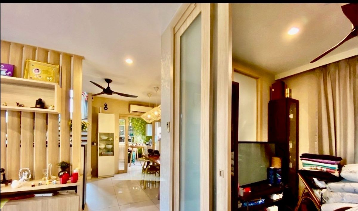 ขายบ้านพัฒนาการ ศรีนครินทร์ : บ้านเดี่ยว 2 ชั้น พร้อมเฟอร์นิเจอร์ทั้งหลัง พร้อมอยู่ได้ทันที ตั้งอยู่ในโครงการ The Plant พัฒนาการ ซอย 38 ใกล้ทางด่วนพัฒนาการ และเชื่อมต่อถนนศรีนครินทร์-สุขุมวิทได้สะดวก