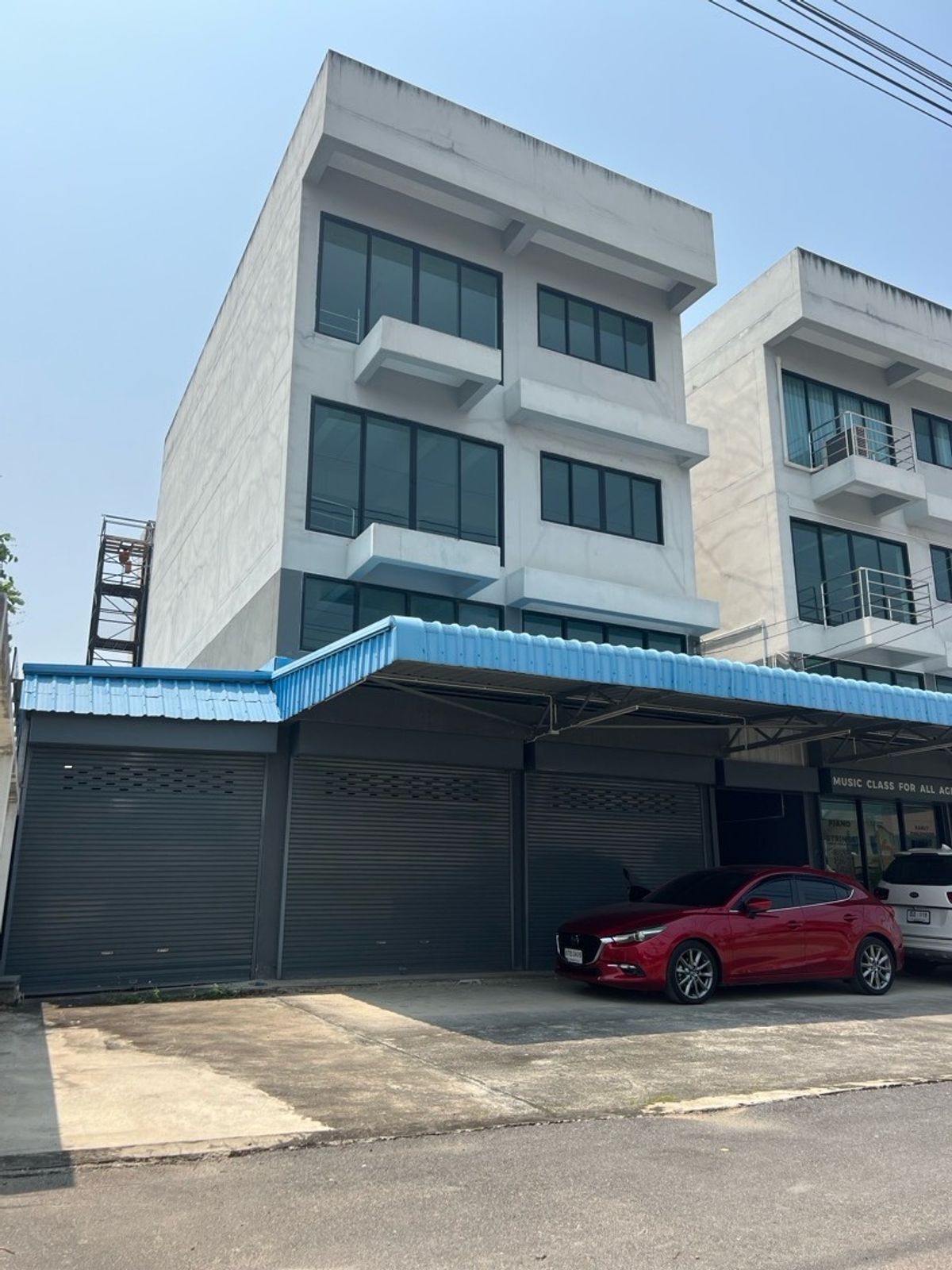 For SaleTownhomePhutthamonthon, Salaya : 10.99 million baht.-Sell at an urgent condition! The market price is 2 million baht, next to the road, opposite the Thammasop Sala Soi 22 Phutthamonthon 2.