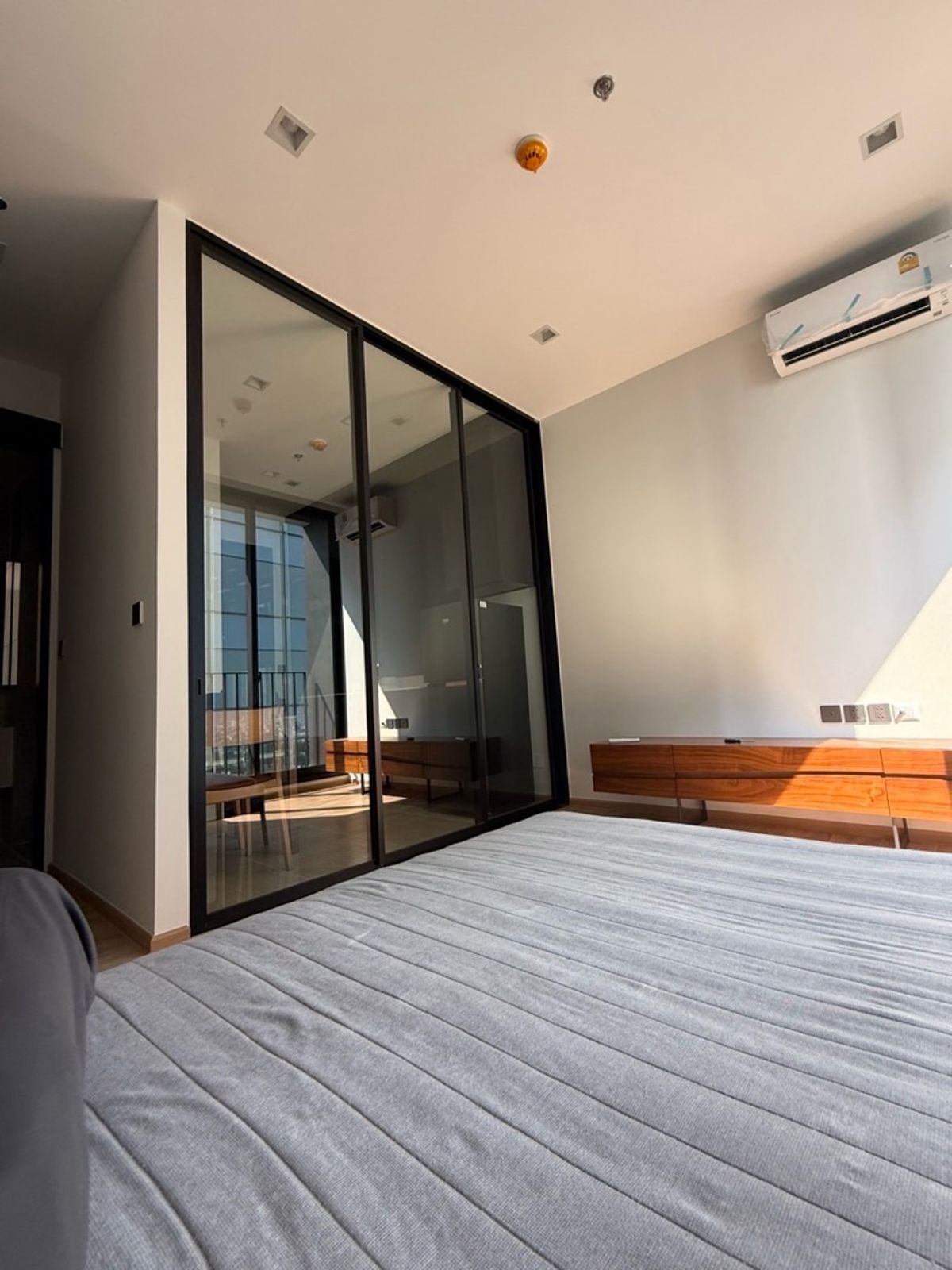 ให้เช่าคอนโดอารีย์ อนุสาวรีย์ : ❤️for rent noble around ari , สนใจ line @900cqqhk tel 0859114585. ❤️• 1 ห้องนอน 1 ห้องน้ำ ห้องใหม่
• ขนาด 27 ตร.ม. ชั้น 29 
• ค่าเช่า 23,000 บาท/เดือน 
เฟอร์นิเจอร์เเละเครื่องใช้ไฟฟ้าพร้อมเข้าอยู่
• เตีนงนอน 5 ฟุต
• ชั้นวางทีวี
• เครื่องปรับอากาศ
• เครื่