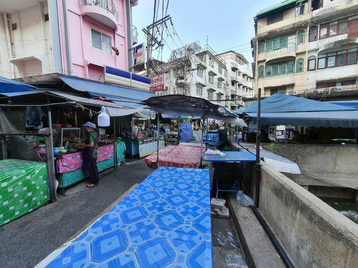 For SaleShop HouseRamkhamhaeng, Hua Mak : Selling a 3.5 -story building, Soi Ramkhamhaeng 65 (Soi Dam Thai), special price of only 3.9 million baht (N.1804)