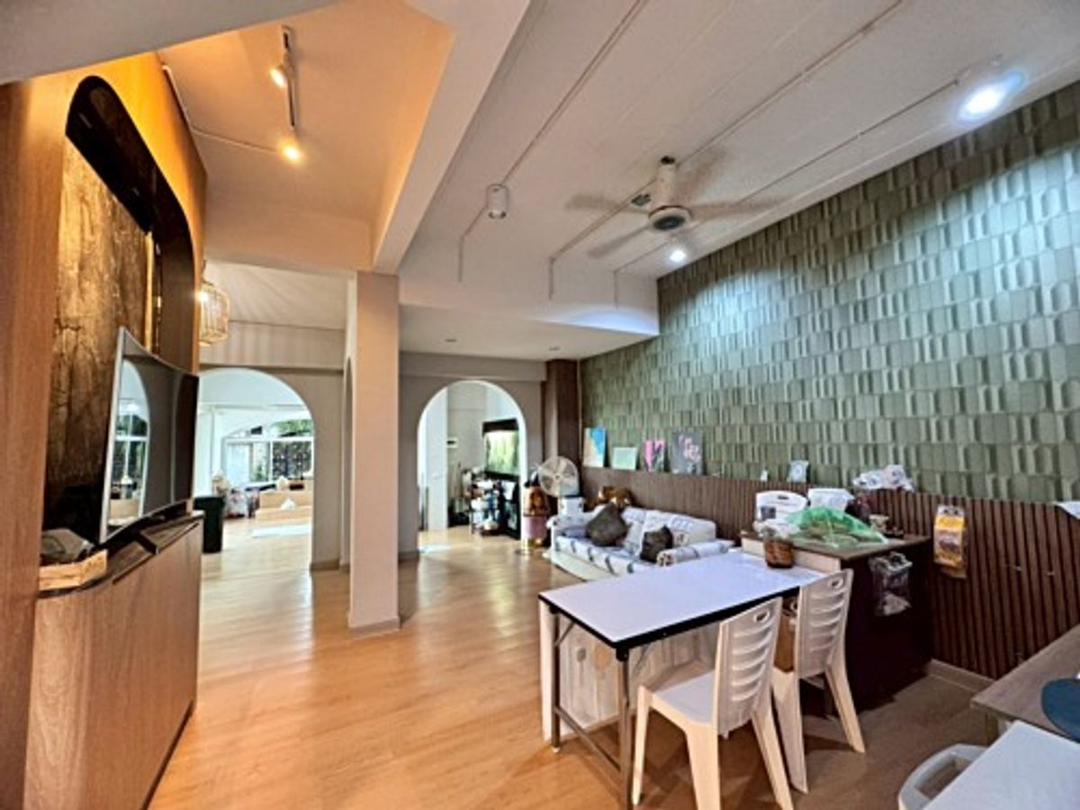 For SaleHome OfficeLadkrabang, Suwannaphum Airport : Selling a 4 -story commercial building in Soi Srinakarin 40, new renovated price, great value, only 7.2 million baht (N.1803)