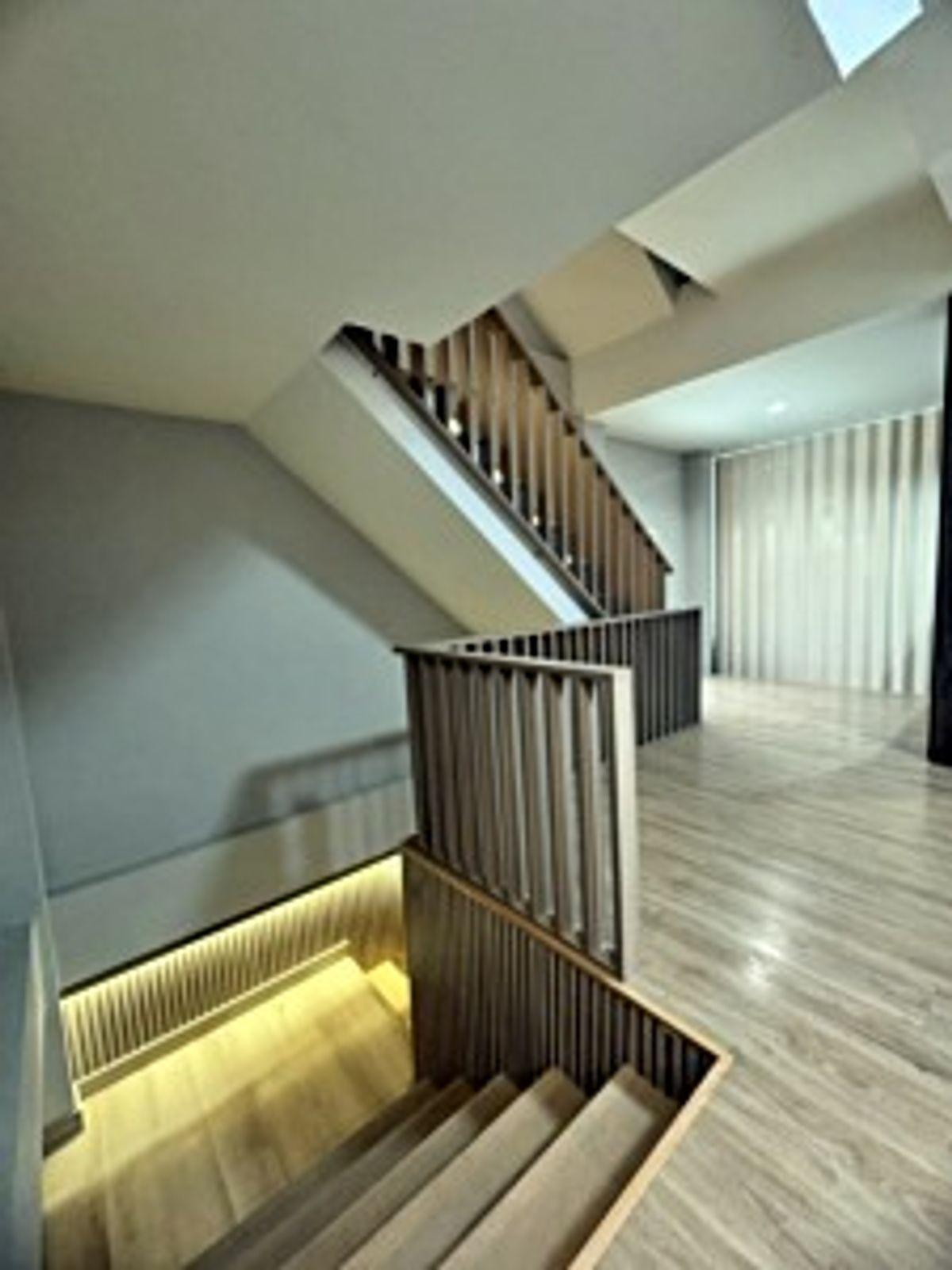 For SaleHome OfficeLadkrabang, Suwannaphum Airport : Selling a 4 -story commercial building in Soi Srinakarin 40, new renovated price, great value, only 7.2 million baht (N.1803)