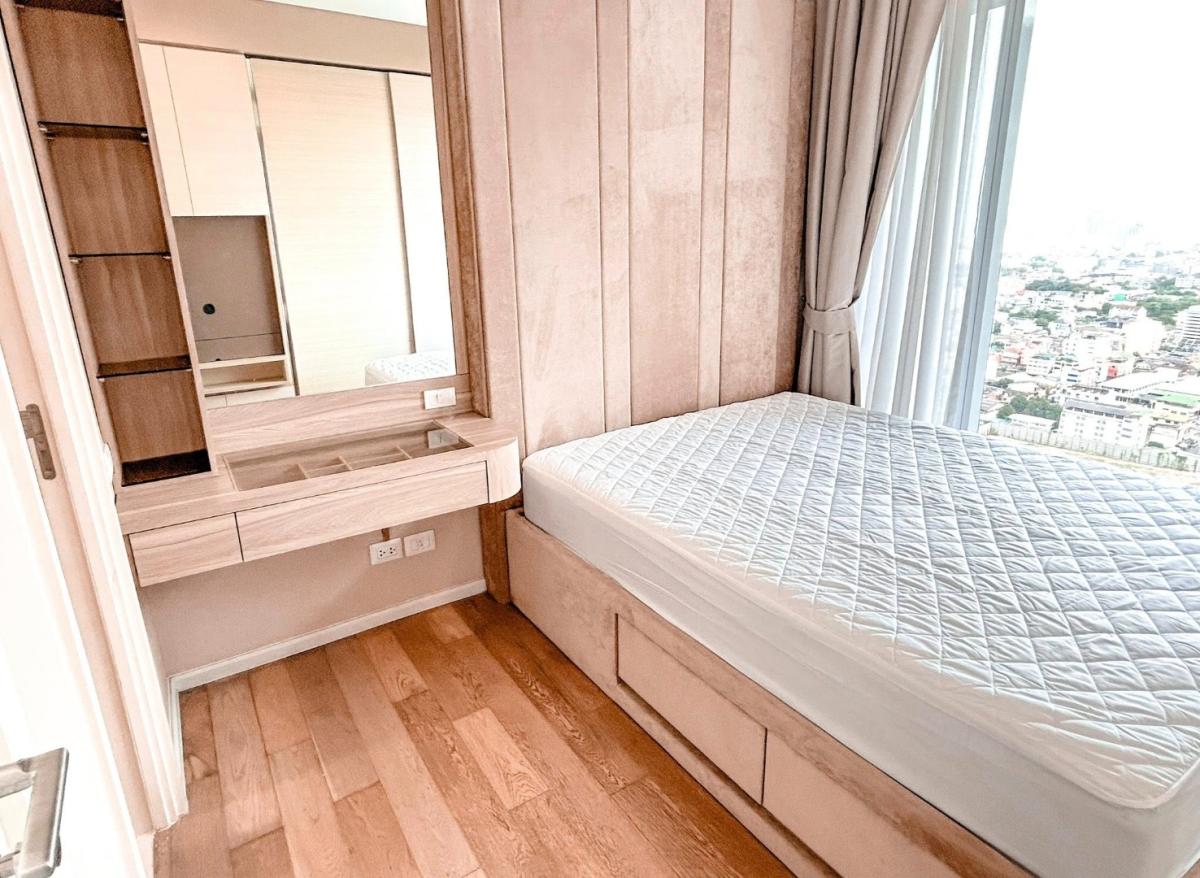 For RentCondoLadprao, Central Ladprao : 🔥Urgent for Rent🔥 The Saint Residences, brand new unit, luxuriously furnished and decorated, very livable, close to the BTS Skytrain, convenient transportation.