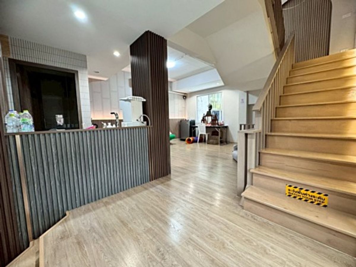 For SaleHome OfficeLadkrabang, Suwannaphum Airport : Selling a 4 -story commercial building in Soi Srinakarin 40, new renovated price, great value, only 7.2 million baht (N.1803)