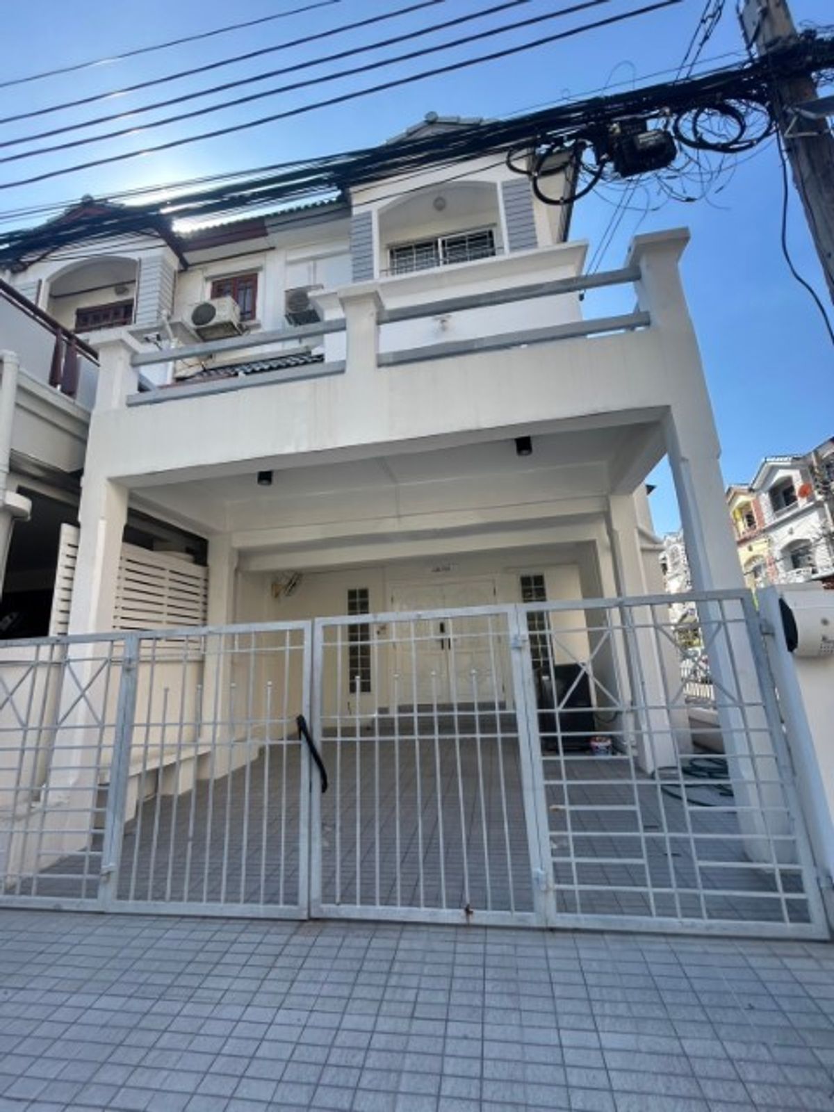 For RentTownhomeRama9, Petchburi, RCA : Rent 3 -story townhome Ban Klang Mueang Rama 9 Air Furniture There are 3 bedrooms, 3 bathrooms. Rental price 30,000 baht per month