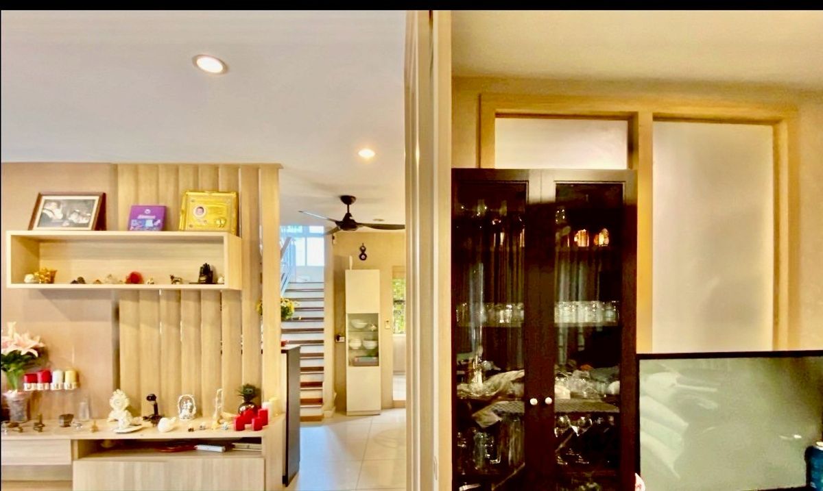 ขายบ้านพัฒนาการ ศรีนครินทร์ : บ้านเดี่ยว 2 ชั้น พร้อมเฟอร์นิเจอร์ทั้งหลัง พร้อมอยู่ได้ทันที ตั้งอยู่ในโครงการ The Plant พัฒนาการ ซอย 38 ใกล้ทางด่วนพัฒนาการ และเชื่อมต่อถนนศรีนครินทร์-สุขุมวิทได้สะดวก