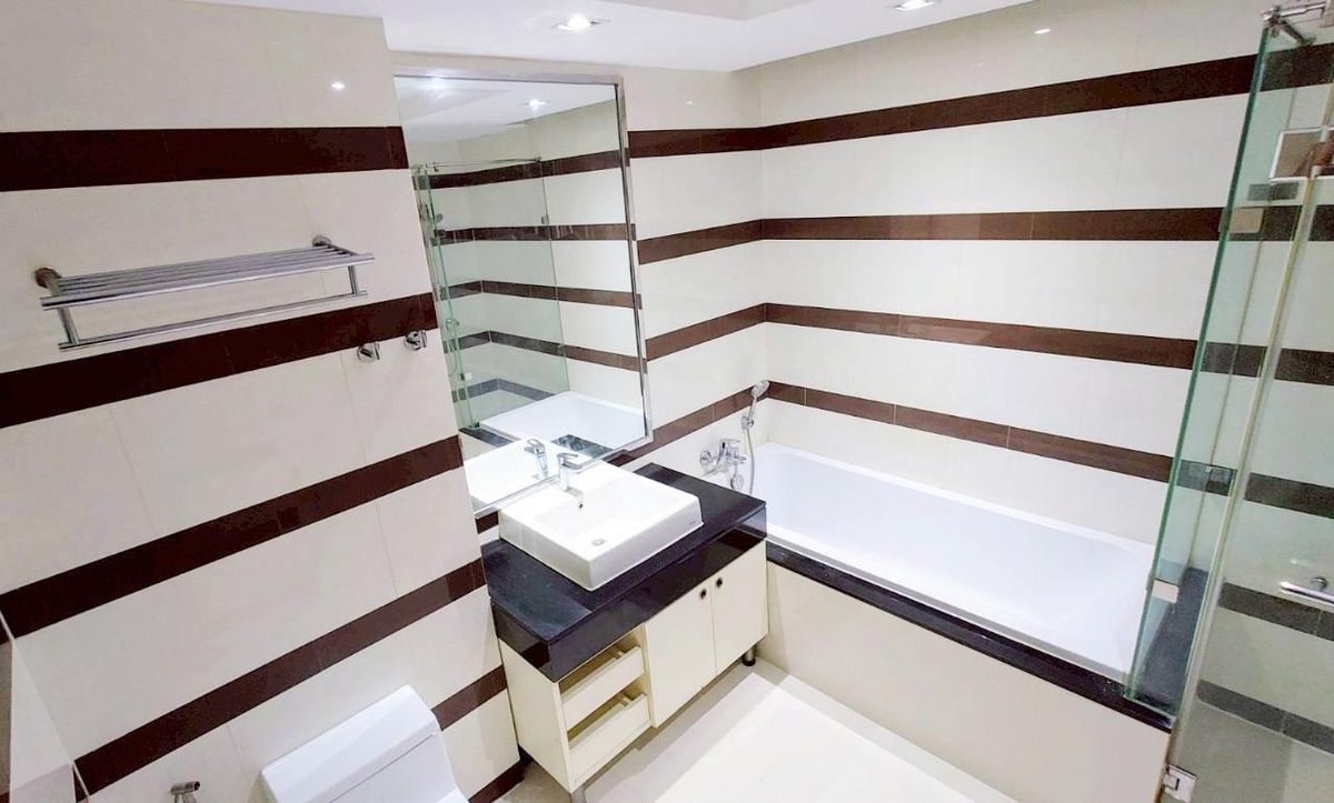 ขายคอนโดสุขุมวิท อโศก ทองหล่อ : ขาย Beverly 33 1 ห้องนอน ห้องมุม ชั้น 6 ขนาด 50 ตรม. รีโนเวทใหม่ ห่าง BTS พร้อมพงษ์ 300 ม.