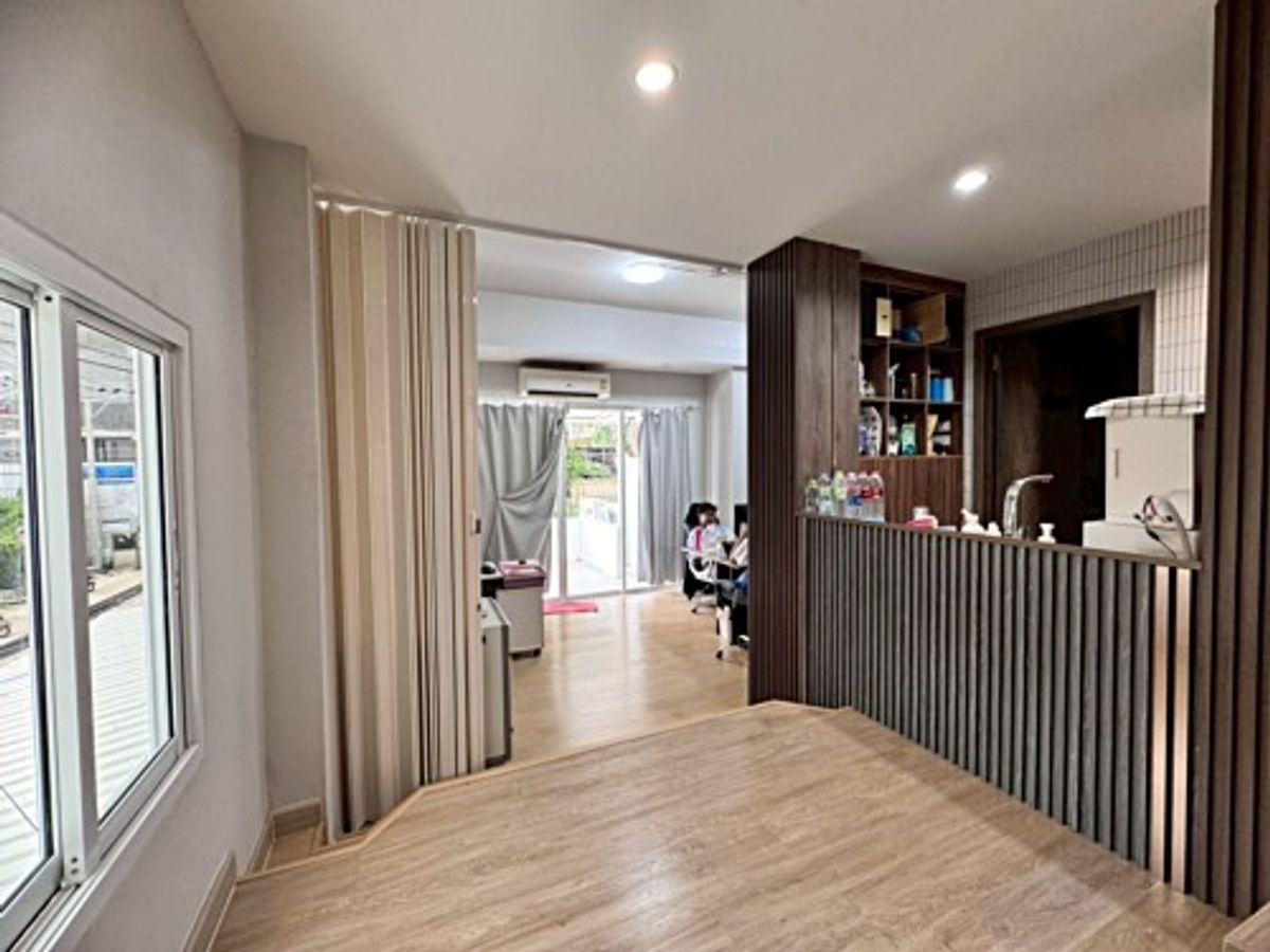 For SaleHome OfficeLadkrabang, Suwannaphum Airport : Selling a 4 -story commercial building in Soi Srinakarin 40, new renovated price, great value, only 7.2 million baht (N.1803)