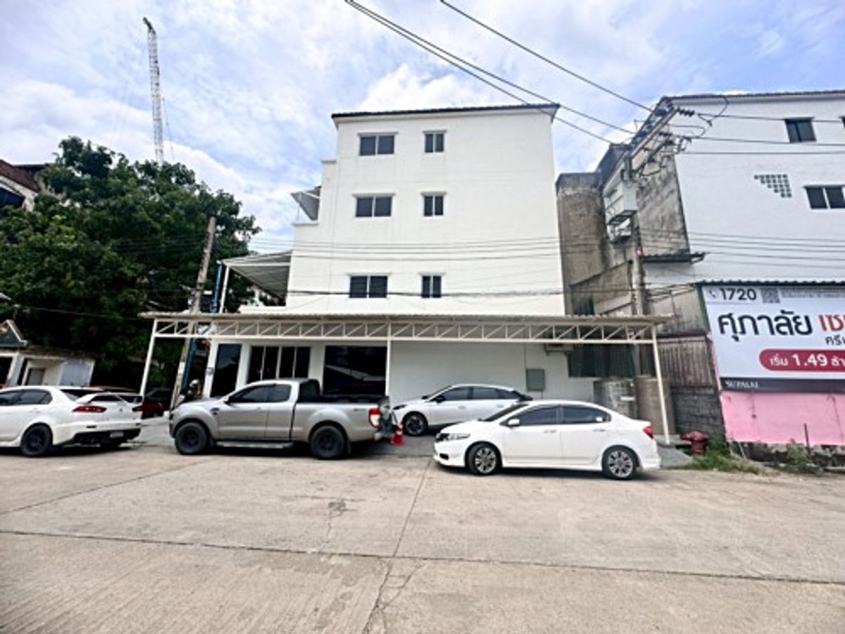 For SaleHome OfficeLadkrabang, Suwannaphum Airport : Selling a 4 -story commercial building in Soi Srinakarin 40, new renovated price, great value, only 7.2 million baht (N.1803)