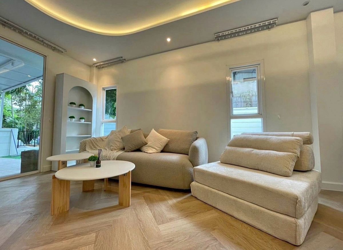 ให้เช่าทาวน์โฮมโชคชัย4 ลาดพร้าว71 : Rental : Townhome In Lardprow , 3 Beds 3 Bath , 230 sqm , 51 sqw 

🔥🔥Rental Price : 110,000 THB / Month 🔥🔥

#superluxuryhousebkk
#Ultraluxurycondo 
#luxuryhousebangkok 
#superluxurycondoforsale 
#realestateagent 
#realestatethailand
#PSLiving

More In