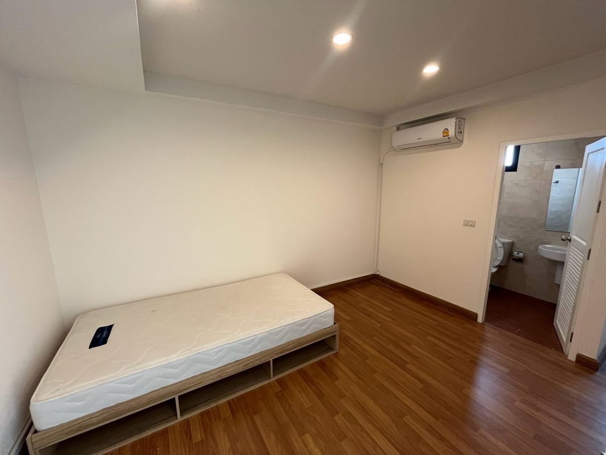 ให้เช่าโฮมออฟฟิศพระราม 3 สาธุประดิษฐ์ : ปล่อยเช่า โมเดิร์น โฮมออฟฟิศ สตูดิโอ ริมถนนใหญ่ พระราม 3 - รัชดาภิเษก แขวงบางโพงพาง เขตยานนาวา กรุงเทพมหานคร | จอดรถได้ 4 คัน | จดทะเบียนบริษัท หรือเช่าทำธุรกิจเชิงพาณิชย์ได้