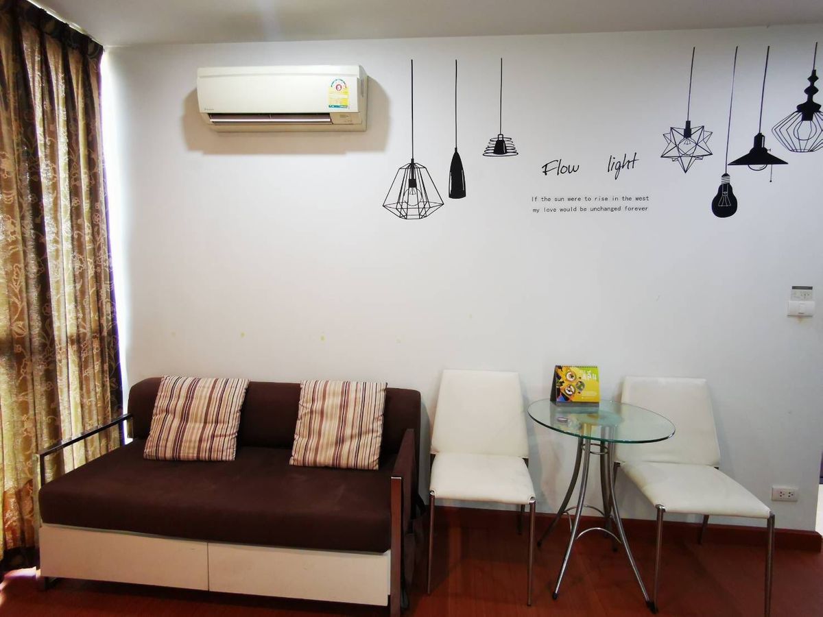 For RentCondoWongwianyai, Charoennakor : Rent RR530 The Niche Taksin Condo. Beautiful room, complete furniture near the BTS Wongwian Yai, ready to be 03/08/2025.