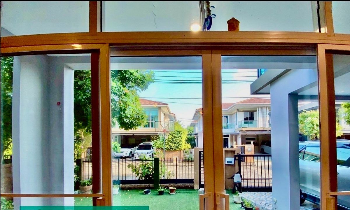 ขายบ้านพัฒนาการ ศรีนครินทร์ : บ้านเดี่ยว 2 ชั้น พร้อมเฟอร์นิเจอร์ทั้งหลัง พร้อมอยู่ได้ทันที ตั้งอยู่ในโครงการ The Plant พัฒนาการ ซอย 38 ใกล้ทางด่วนพัฒนาการ และเชื่อมต่อถนนศรีนครินทร์-สุขุมวิทได้สะดวก