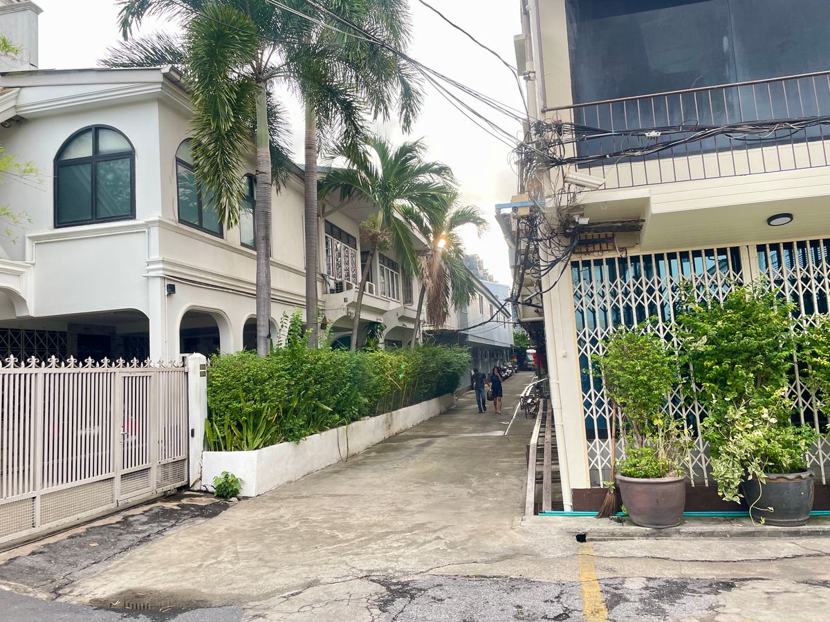 For SaleShop HousePinklao, Charansanitwong : [M6357] 2 commercial buildings, rare golden location, 23.50 sq.w., Krungthon Bridge (Sang Hi) near the Krung Thon Market for 2 minutes to the Riverside Bangkok Hotel.