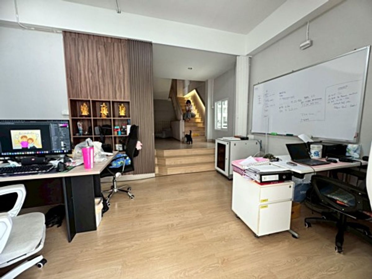 For SaleHome OfficeLadkrabang, Suwannaphum Airport : Selling a 4 -story commercial building in Soi Srinakarin 40, new renovated price, great value, only 7.2 million baht (N.1803)