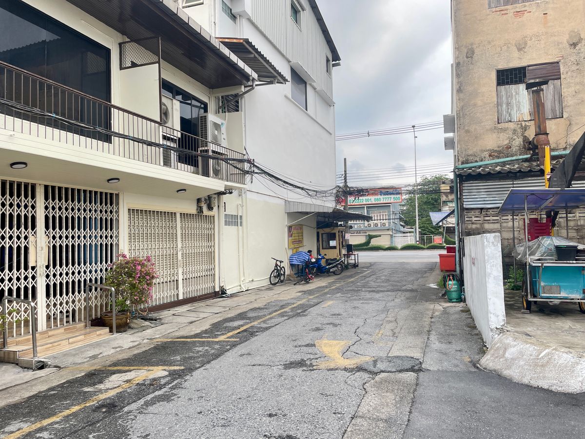 For SaleShop HousePinklao, Charansanitwong : [M6357] 2 commercial buildings, rare golden location, 23.50 sq.w., Krungthon Bridge (Sang Hi) near the Krung Thon Market for 2 minutes to the Riverside Bangkok Hotel.