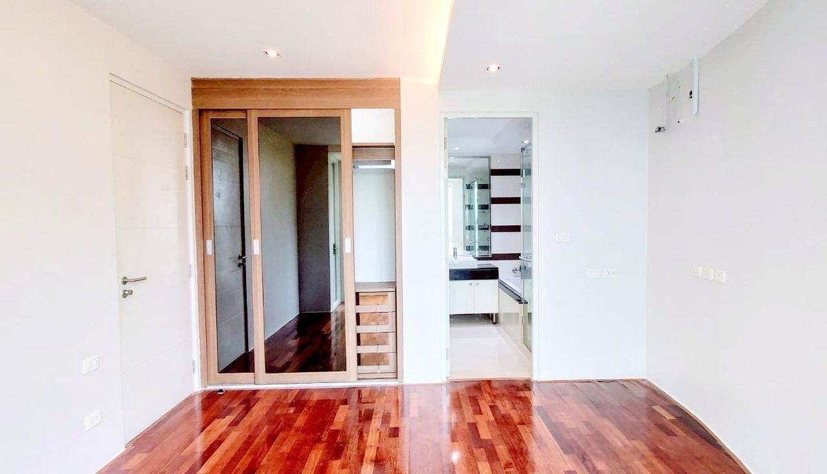 ขายคอนโดสุขุมวิท อโศก ทองหล่อ : ขาย Beverly 33 1 ห้องนอน ห้องมุม ชั้น 6 ขนาด 50 ตรม. รีโนเวทใหม่ ห่าง BTS พร้อมพงษ์ 300 ม.