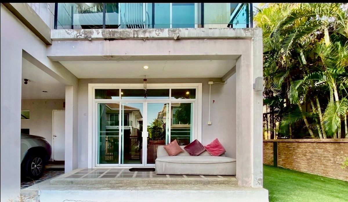 ขายบ้านพัฒนาการ ศรีนครินทร์ : บ้านเดี่ยว 2 ชั้น พร้อมเฟอร์นิเจอร์ทั้งหลัง พร้อมอยู่ได้ทันที ตั้งอยู่ในโครงการ The Plant พัฒนาการ ซอย 38 ใกล้ทางด่วนพัฒนาการ และเชื่อมต่อถนนศรีนครินทร์-สุขุมวิทได้สะดวก