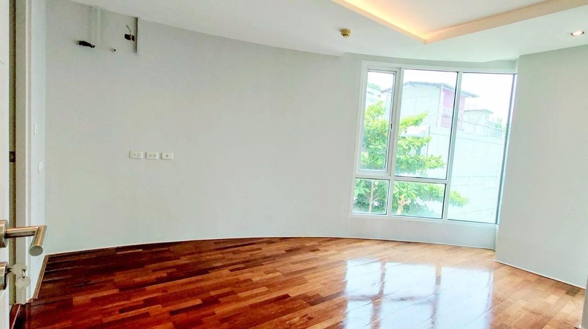 ขายคอนโดสุขุมวิท อโศก ทองหล่อ : ขาย Beverly 33 1 ห้องนอน ห้องมุม ชั้น 6 ขนาด 50 ตรม. รีโนเวทใหม่ ห่าง BTS พร้อมพงษ์ 300 ม.