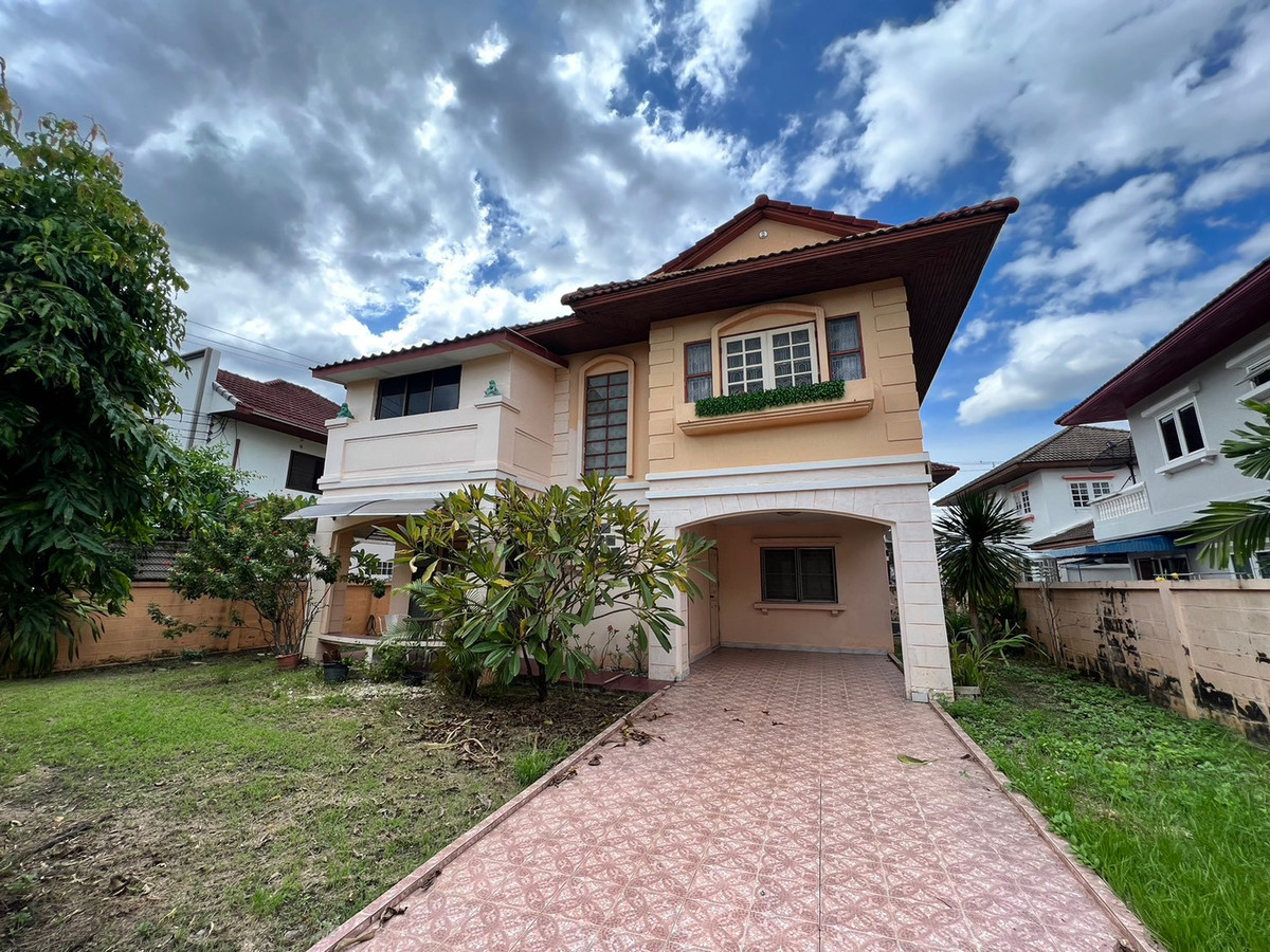 For RentHouseChaengwatana, Muangthong : 4Bedroom House Behind Central Chaengwattana. Includes a bedroom on the first floor. Big Clean before move-in.