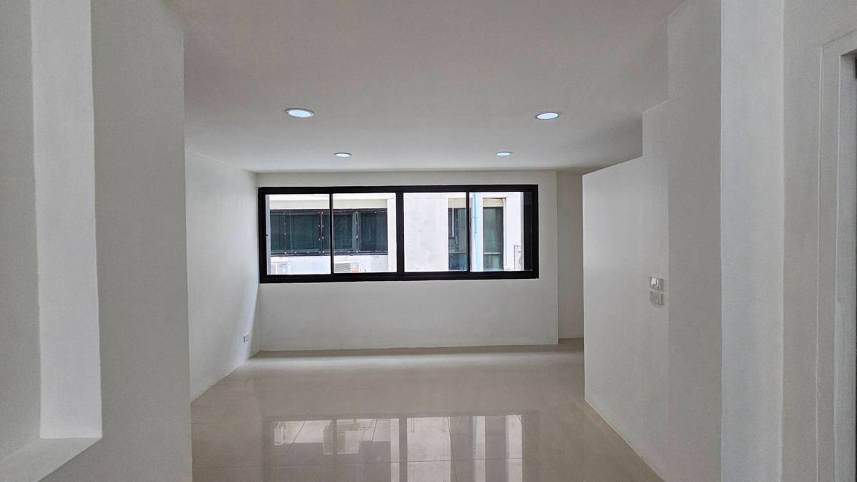 ขายโฮมออฟฟิศเลียบทางด่วนรามอินทรา : ขาย โฮมออฟฟิศ เดอะ ฮาบิแทท ศรีวรา ถนนศรีวรา ซอยลาดพร้าว 94 แขวงวังทองหลาง เขตวังทองหลาง กรุงเทพมหานคร 