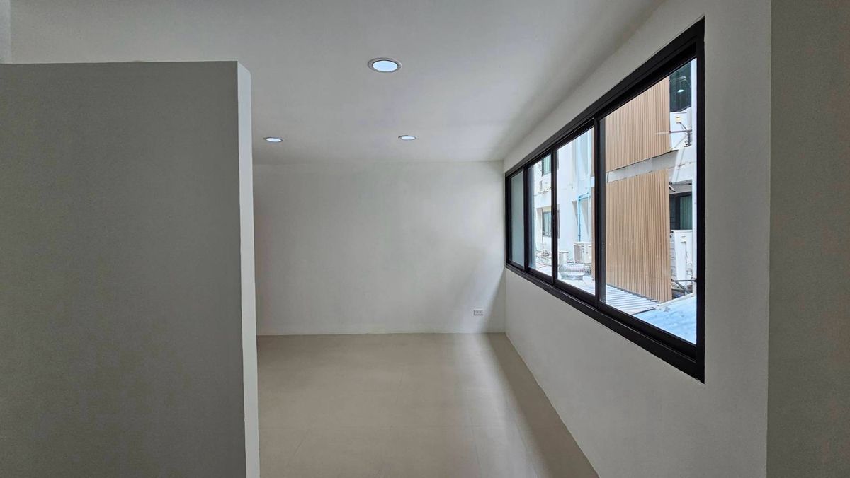 ขายโฮมออฟฟิศเลียบทางด่วนรามอินทรา : ขาย โฮมออฟฟิศ เดอะ ฮาบิแทท ศรีวรา ถนนศรีวรา ซอยลาดพร้าว 94 แขวงวังทองหลาง เขตวังทองหลาง กรุงเทพมหานคร 