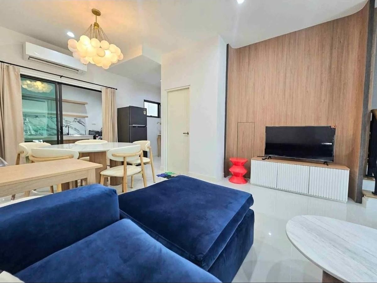 ให้เช่าทาวน์โฮมลาดกระบัง สุวรรณภูมิ : ให้เช่า ทาวน์โฮม 3 ชั้น เฟอร์นิเจอร์ครบ พร้อมเข้าอยู่ บ้านกลางเมือง พระราม 9 - กรุงเทพกรีฑา ทำเลดีมาก โซนใกล้  สวนสาธารณะ ใกล้  โรบินสัน ลาดกระบัง ใกล้ Brighton College Bangkok / Wellington College School ใกล้สนามบิน สุวรรณภูมิ