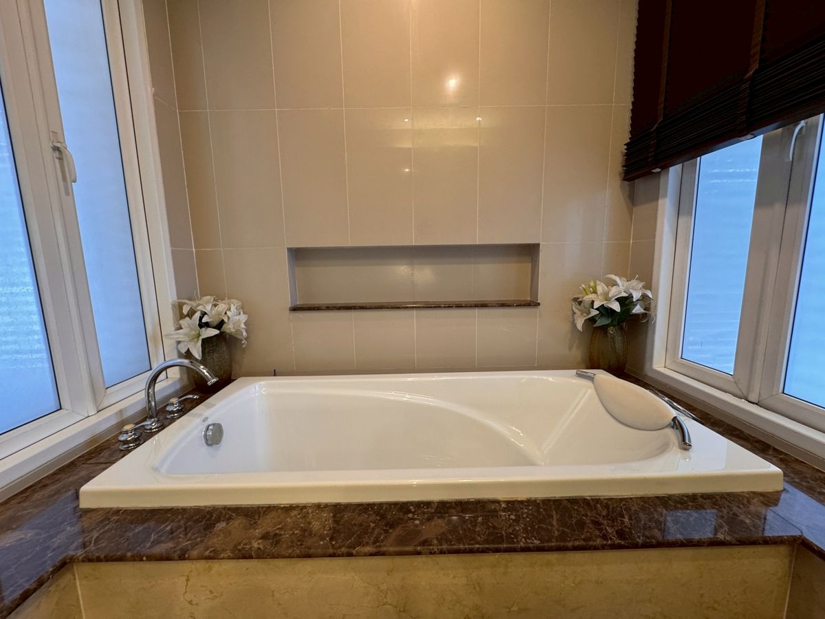 ขายบ้านพุทธมณฑล ศาลายา : (For Sale) Nirvana Icon Pinklao 19.5 ล้านบาท 3 ห้องนอน 4 ห้องน้ำ ขนาด 145 ตร.ว. โทร 0838824256 Big