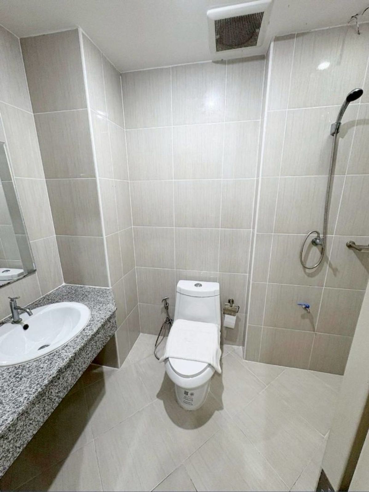 For RentCondoPattaya, Bangsaen, Chonburi : The AD BANGSARAY LAKE & Resort condo is a dual room, a dual room to find a total of 1 large room, 51 sqm. Building C, 4th floor, condo is opposite the Bangsaeng Municipality, Sattahip District, Chon Buri Province.