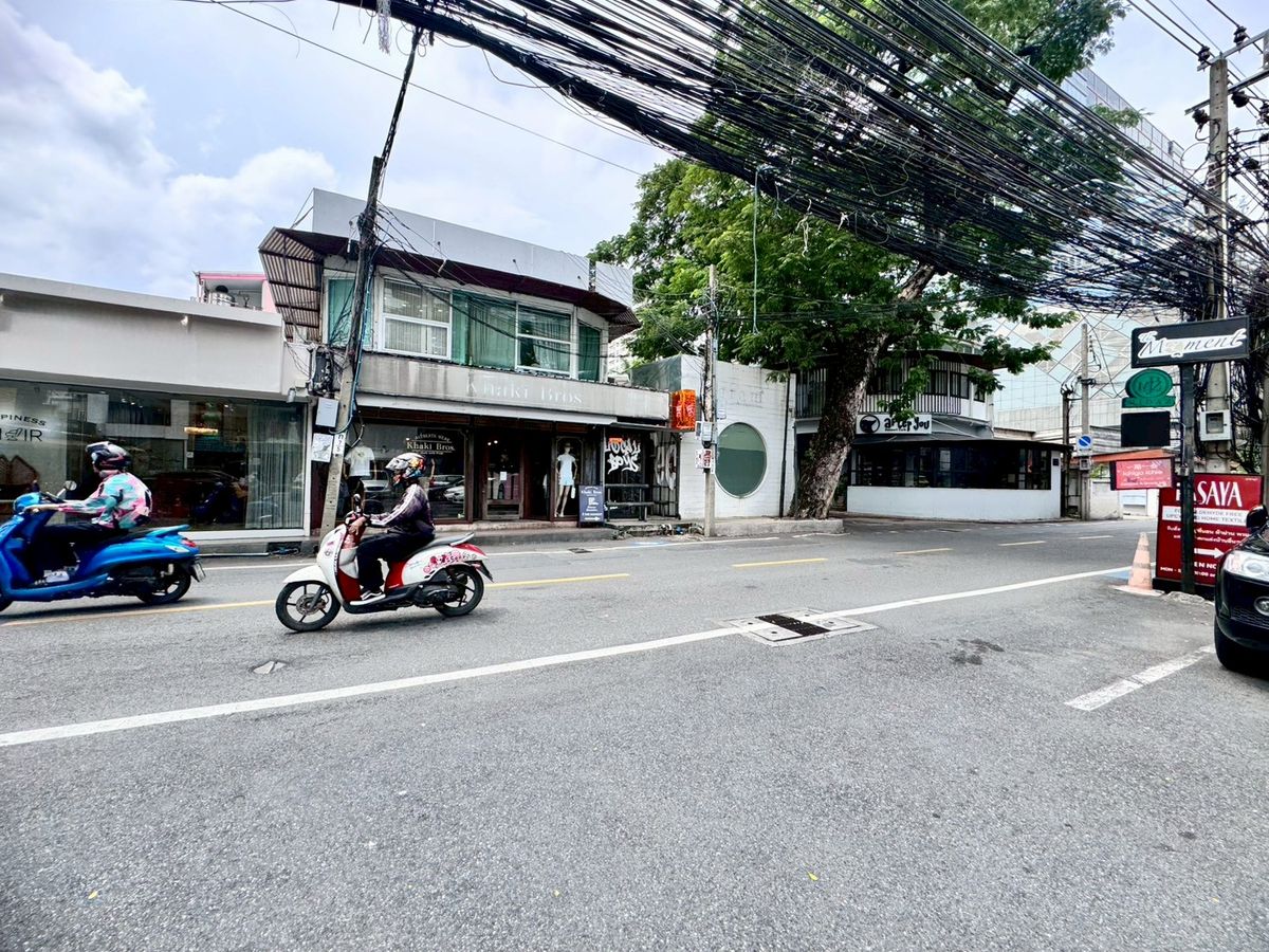 For RentRetail SpaceSukhumvit, Asoke, Thonglor : Rent a great value area of Soi Thonglor 13 (Sukhumvit 55), good location near the business area (N.1806)