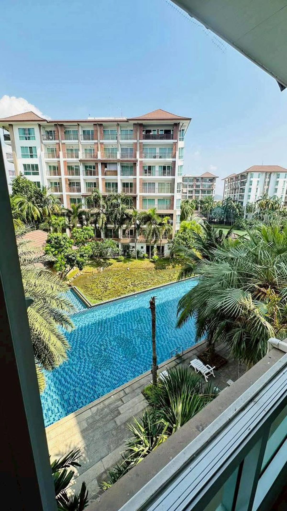 For RentCondoPattaya, Bangsaen, Chonburi : The AD BANGSARAY LAKE & Resort condo is a dual room, a dual room to find a total of 1 large room, 51 sqm. Building C, 4th floor, condo is opposite the Bangsaeng Municipality, Sattahip District, Chon Buri Province.