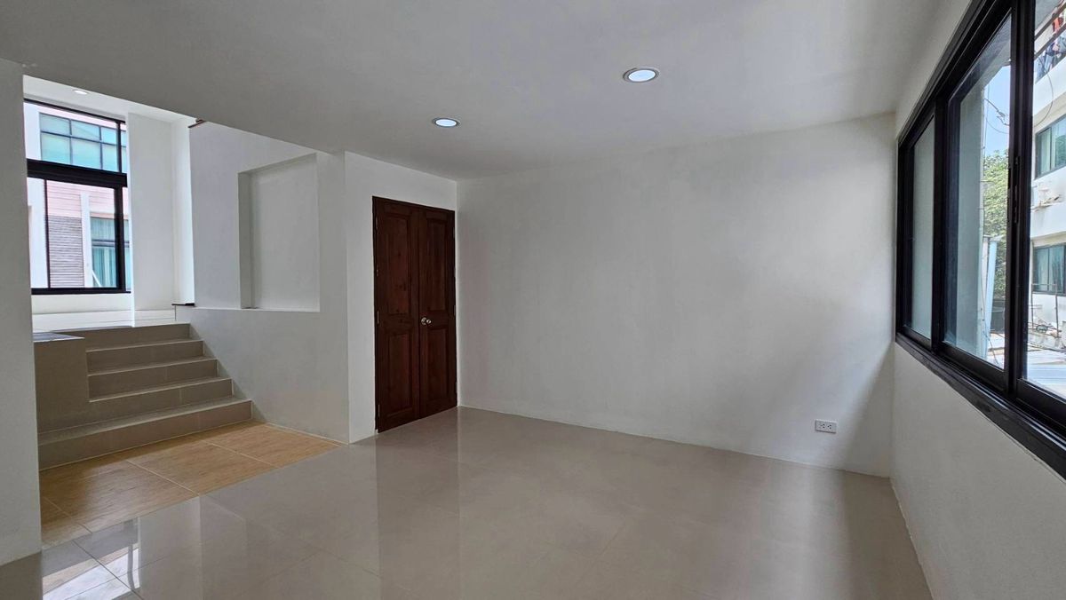 ขายโฮมออฟฟิศเลียบทางด่วนรามอินทรา : ขาย โฮมออฟฟิศ เดอะ ฮาบิแทท ศรีวรา ถนนศรีวรา ซอยลาดพร้าว 94 แขวงวังทองหลาง เขตวังทองหลาง กรุงเทพมหานคร 