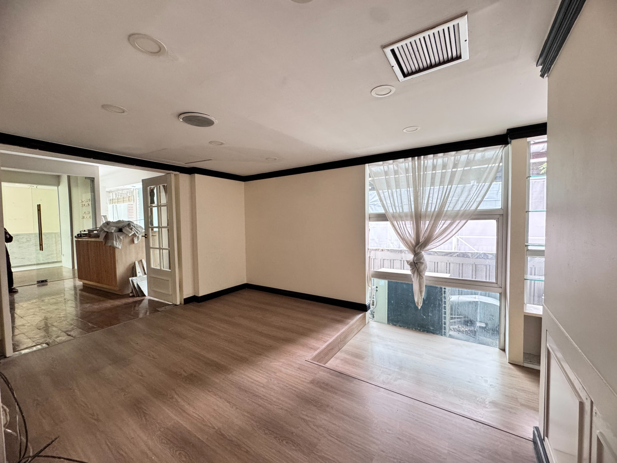 For RentRetail SpaceSukhumvit, Asoke, Thonglor : Rent a great value area of Soi Thonglor 13 (Sukhumvit 55), good location near the business area (N.1806)