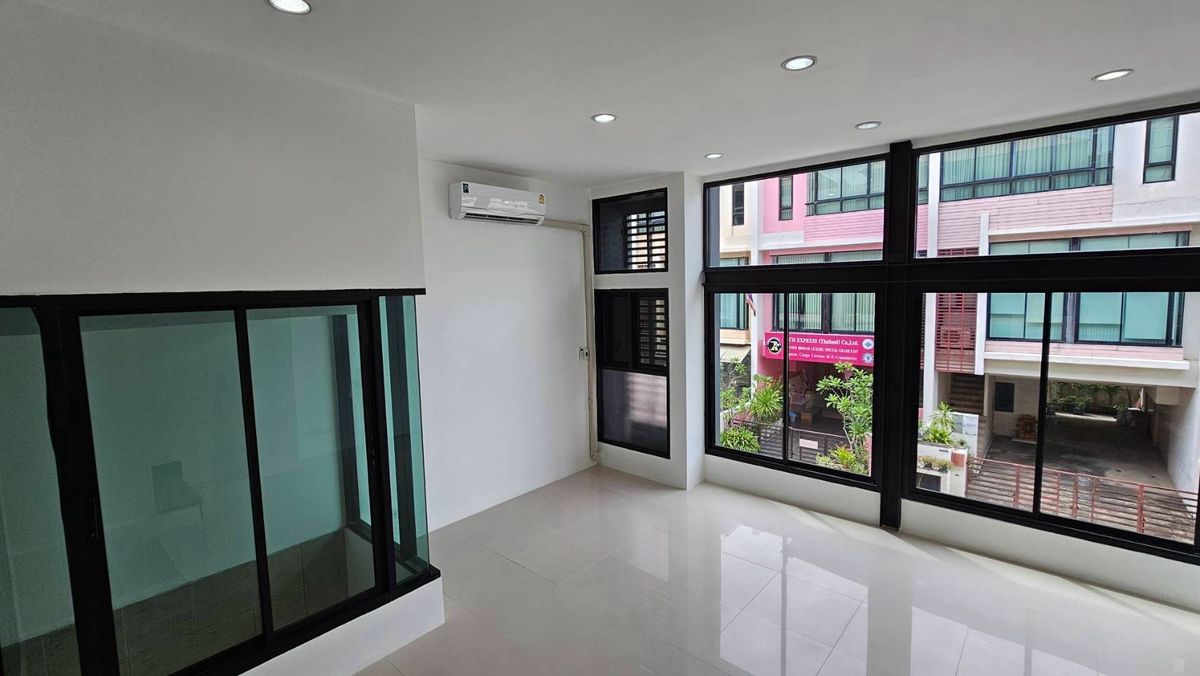 ขายโฮมออฟฟิศเลียบทางด่วนรามอินทรา : ขาย โฮมออฟฟิศ เดอะ ฮาบิแทท ศรีวรา ถนนศรีวรา ซอยลาดพร้าว 94 แขวงวังทองหลาง เขตวังทองหลาง กรุงเทพมหานคร 