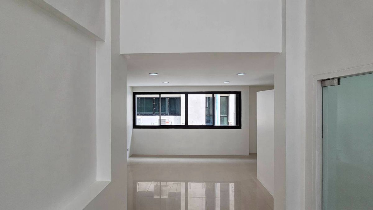 ขายโฮมออฟฟิศเลียบทางด่วนรามอินทรา : ขาย โฮมออฟฟิศ เดอะ ฮาบิแทท ศรีวรา ถนนศรีวรา ซอยลาดพร้าว 94 แขวงวังทองหลาง เขตวังทองหลาง กรุงเทพมหานคร 