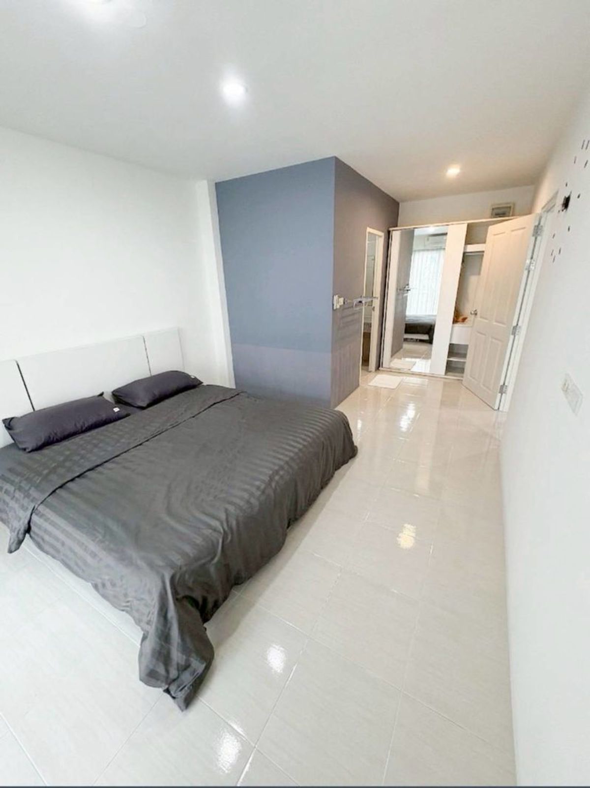 For RentCondoPattaya, Bangsaen, Chonburi : The AD BANGSARAY LAKE & Resort condo is a dual room, a dual room to find a total of 1 large room, 51 sqm. Building C, 4th floor, condo is opposite the Bangsaeng Municipality, Sattahip District, Chon Buri Province.