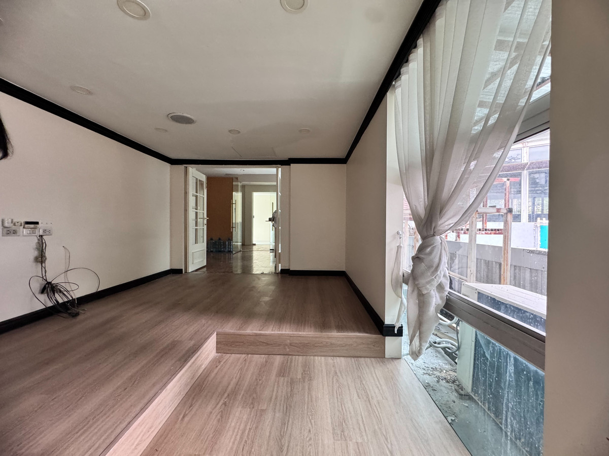 For RentRetail SpaceSukhumvit, Asoke, Thonglor : Rent a great value area of Soi Thonglor 13 (Sukhumvit 55), good location near the business area (N.1806)