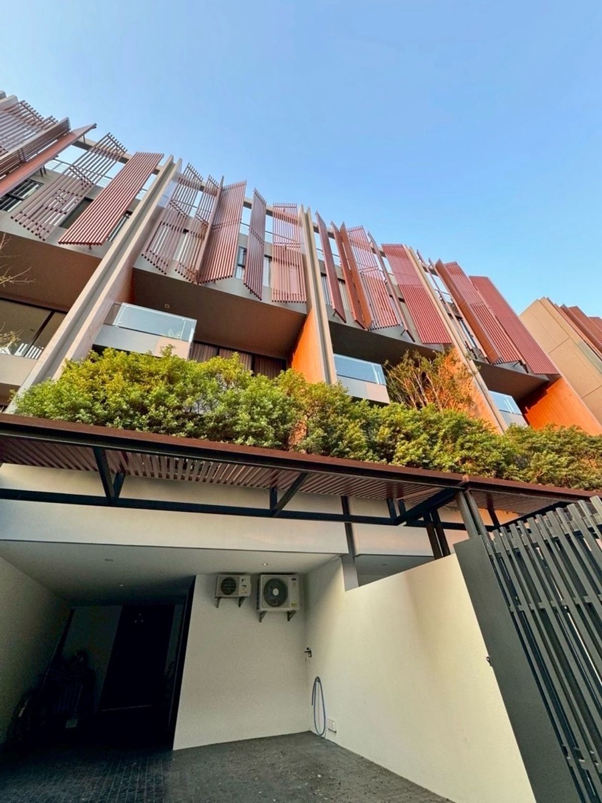 ขายทาวน์โฮมบางนา แบริ่ง ลาซาล : ขายทาวน์โฮม 5 นอน 4 น้ำ The Parklane Sukhumvit-Bearing ตกแต่งสวย แอร์ครบทุกห้อง พร้อมเข้าอยู่หรือลงทุนระยะยาว
