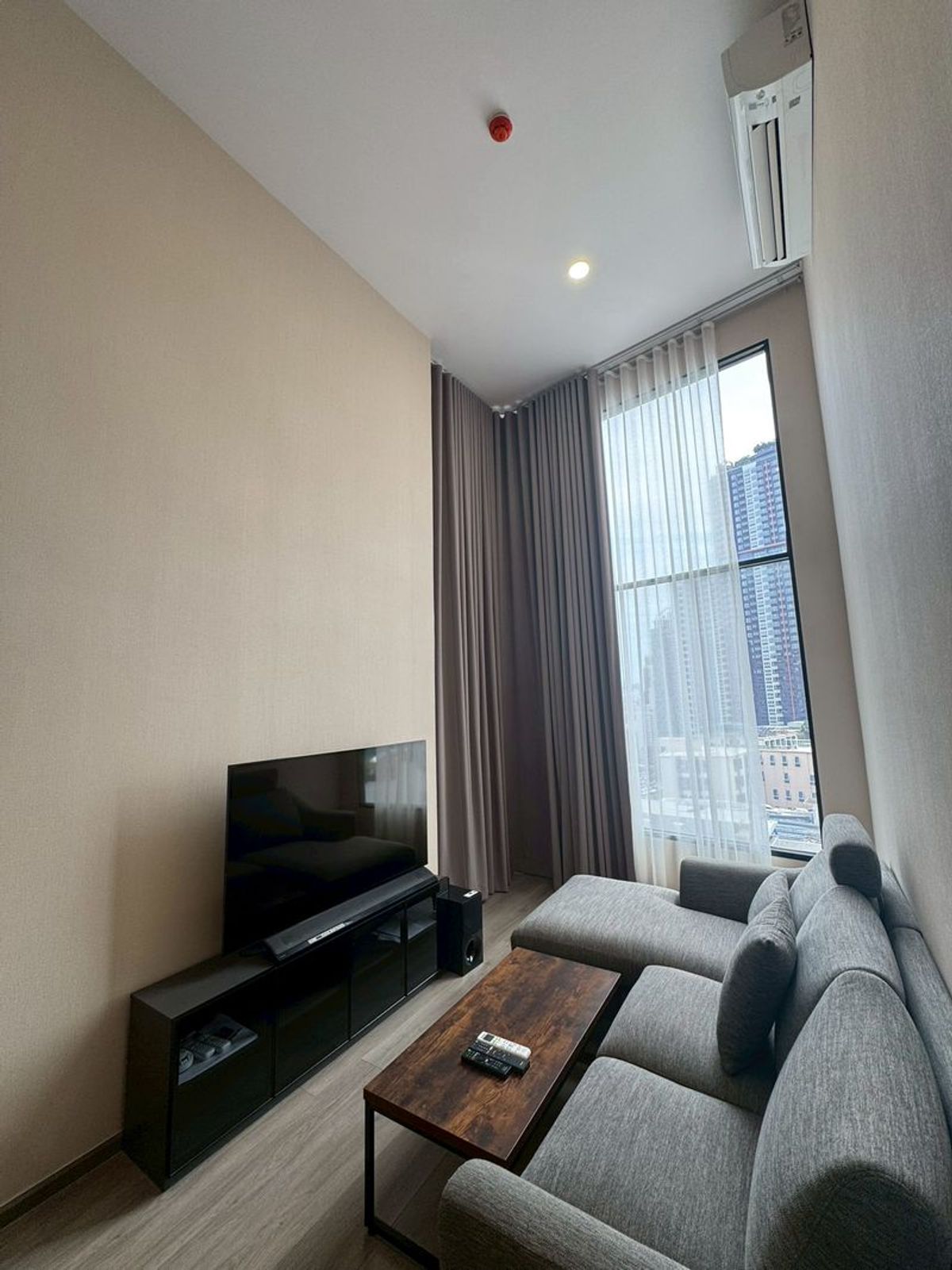 For RentCondoRatchadapisek, Huaikwang, Suttisan : 📣 Rental of Soho Bangkok Ratchada, Duplex 2 -story Duplex room 📏 Size 48 sq.m. | Floor 11 🛏 2 Bedrooms | 🚿 1 Bathroom 💰 Rental price 35,500 baht/month