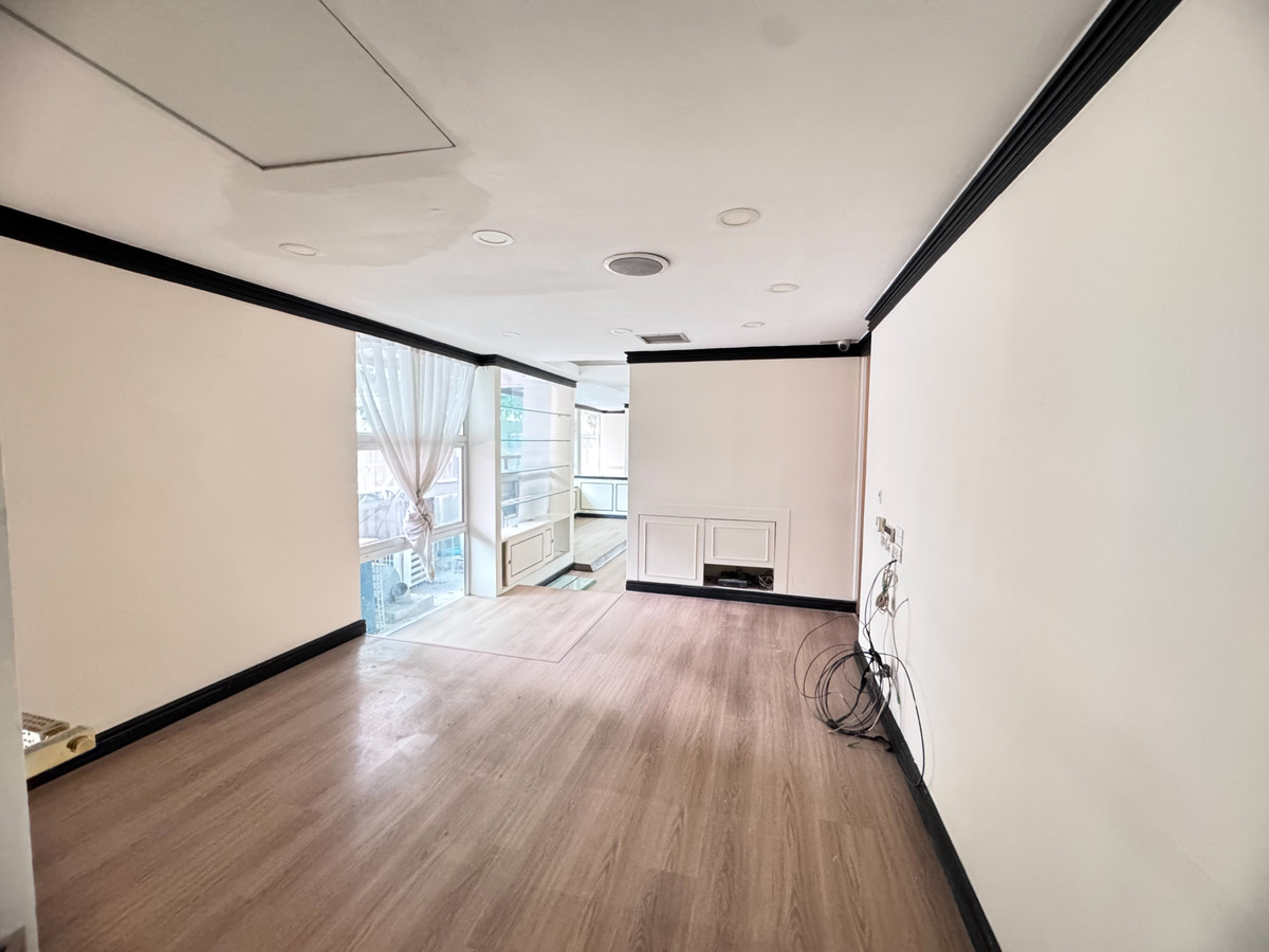 For RentRetail SpaceSukhumvit, Asoke, Thonglor : Rent a great value area of Soi Thonglor 13 (Sukhumvit 55), good location near the business area (N.1806)