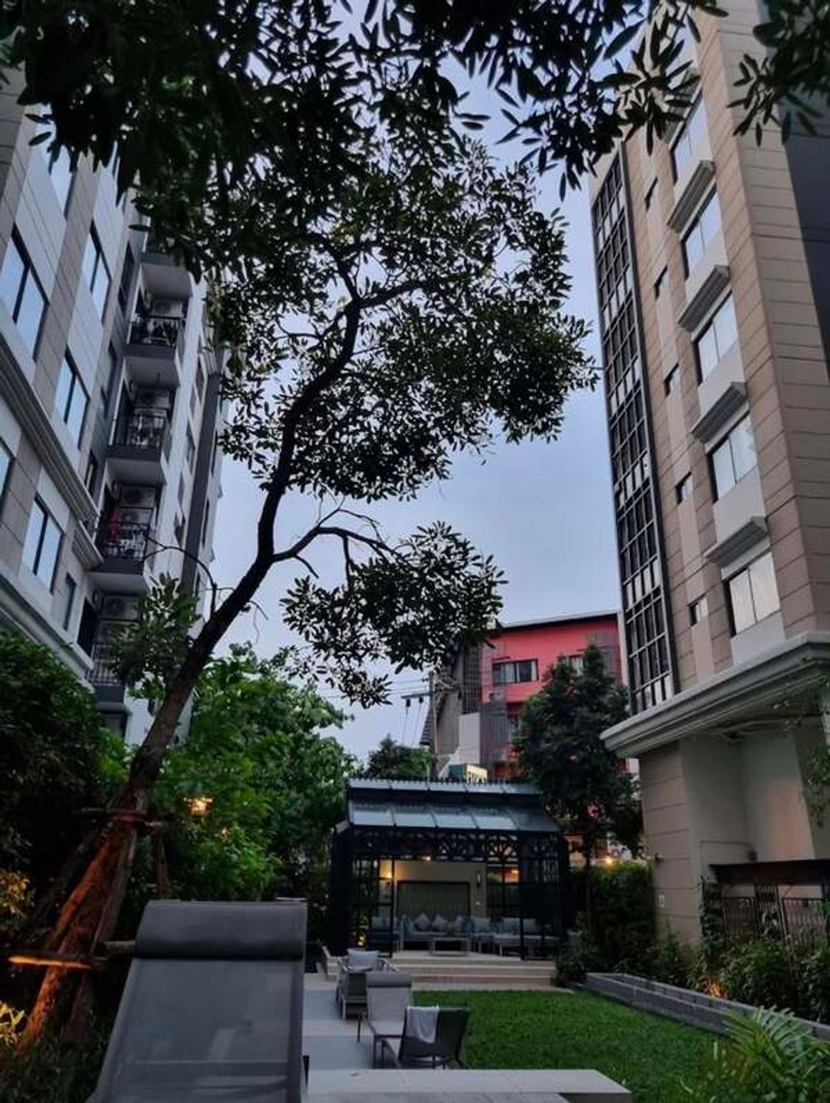 For SaleCondoSukhumvit, Asoke, Thonglor : Hot Deal! Condo in the heart of Sukhumvit Near many famous malls The most convenient travel Beautiful pool view Ready to stay immediately! The Nest Sukhumvit 22, complete decorated room, ready to live in a good location, rare, the best price in this zone!