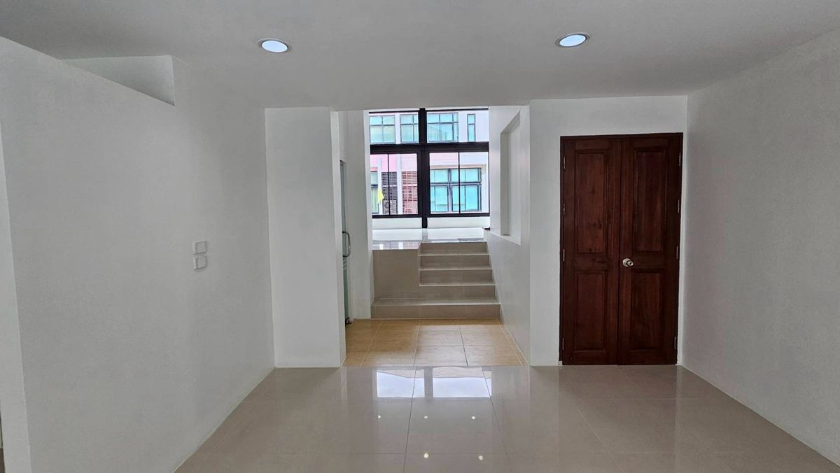 ขายโฮมออฟฟิศเลียบทางด่วนรามอินทรา : ขาย โฮมออฟฟิศ เดอะ ฮาบิแทท ศรีวรา ถนนศรีวรา ซอยลาดพร้าว 94 แขวงวังทองหลาง เขตวังทองหลาง กรุงเทพมหานคร 